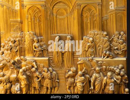 König Salomon trifft die Königin von Sheba - eine von zehn Bronzetafeln an den Ghiberti Gates of Paradise im Taufhaus von St. John in Florenz, Italien Stockfoto