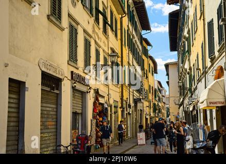 Geschäfte und Restaurants in der Via Sant' Antonino in Florenz, Italien, nur wenige Schritte vom berühmten zentralen Markt entfernt, bieten eine typische lebhafte Straßenszene. Stockfoto