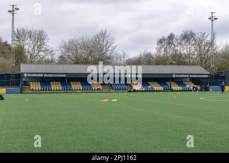 Willenhall, Vereinigtes Königreich, 26. März 2023: Ein Zuschauerstand und ein Team gruben Einrichtungen in der bewachenden Warehousing Arena in Willenhall, West Midl aus Stockfoto