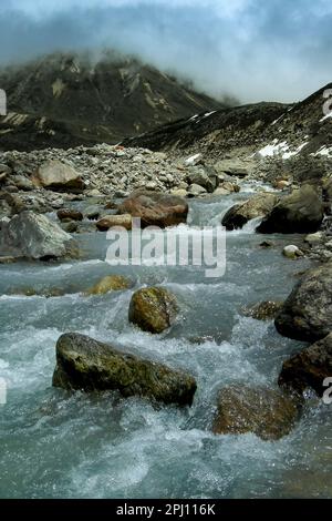 Der eiskalte Lachung River fließt aus dem Gletscher in Yumesamdong, Zero Point, Sikkim, Indien. Höhe 15.300 Fuß, letzter Außenposten der Zivilisation. Stockfoto