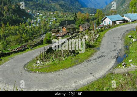 Straße von Lachung, Lachung-Tal, Stadt und eine wunderschöne Bergstation im Nordosten von Sikkim, Indien. Zusammenfluss der Flüsse Lachung und Lachung. Stockfoto