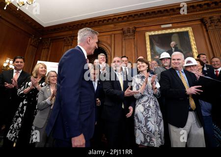 Washington, Usa. 30. März 2023. Der Haussprecher Kevin McCarthy (R-CA) wird von republikanischen Mitgliedern auf einer Pressekonferenz begrüßt, die am 30. März 2023 auf dem Capitol Hill in Washington am 1. März verabschiedet wurde. Foto: Yuri Gripas/ABACAPRESS.COM Kredit: Abaca Press/Alamy Live News Stockfoto