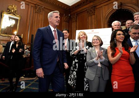 Washington, Usa. 30. März 2023. Haussprecher Kevin McCarthy (R-CA) kommt zu einer Pressekonferenz nach der Verabschiedung von H. R. 1, dem Gesetz zu niedrigeren Energiekosten, am Capitol Hill in Washington am 30. März 2023. Foto: Yuri Gripas/ABACAPRESS.COM Kredit: Abaca Press/Alamy Live News Stockfoto