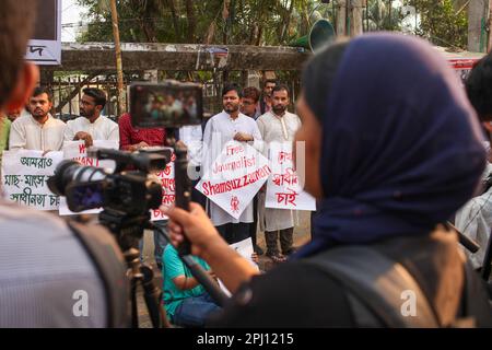 Dhaka, Dhaka, Bangladesch. 30. März 2023. Die Menschen halten Plakate, während sie protestieren und die Aufhebung des Digital Security Act und die Freilassung des Prothom Alo Reporters Shamsuzzaman Shams fordern, nachdem Ein Verfahren gegen ihn gemäß dem Digital Security Act (DSA) vor dem nationalen Presseclub in Dhaka eingereicht wurde; Bangladesch.mehrere Kläger, die sich als Mitglieder der Kriminalpolizei (CID) ausweisen, holten Prothom Alos Staff-Korrespondent in Savar, Shamsuzzaman, von seinem Haus in der Nähe der Universität Jahangirnagar am frühen Mittwochmorgen ab. (Kreditbild: © Abu Sufian Jewel/ZUMA Press Stockfoto