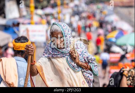 Heiliges Rishikesh, Porträt von unidentifiziertem Brachmin, einer alten Frau in der Nähe des Flusses ganges Ghats in rishikesh am Wintermorgen in traditionellem Kleid. Stockfoto