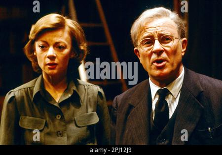 Geraldine McEwan (Millie Crocker-Harris), Alec McCowen (Andrew Crocker-Harris) in DER BRAUNFASSUNG von Terence Rattigan im Lyttelton Theatre, National Theatre (NT), London SE1 13/05/1980 Design: Carl Toms Beleuchtung: Brian Ridley Regisseur: Michael Rudman Stockfoto