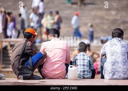 Haridwar, Indien - Okt. 2022: Straßenfriseur wartet mit Rasier- und Haarschneideausrüstung in der Nähe des ganges in haridwar auf den Kunden. Stockfoto