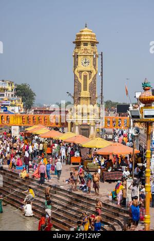 Uhrenturm, architektonischer Blick auf den Uhrenturm am Hauptbadeghat in der Nähe des Flusses ganges in haridwar. Menschen auf der ganzen Welt nehmen heiligen Dip. Stockfoto