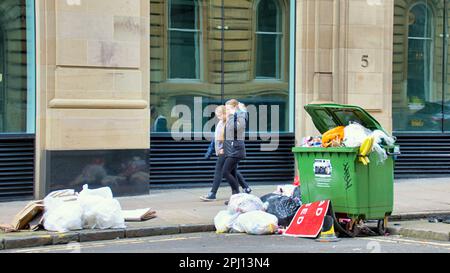 Unmengen von ungesammeltem Müll auf der stilvollen Meile vor der buchanan Street Stockfoto