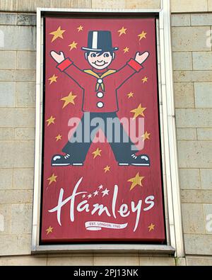 hamleys Spielzeugladen-Poster auf dem St. enoch Center Store Stockfoto