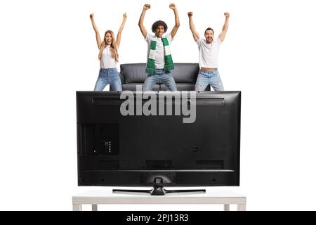 Junge Leute schauen Fußball und jubeln vor einem fernseher isoliert auf weißem Hintergrund Stockfoto