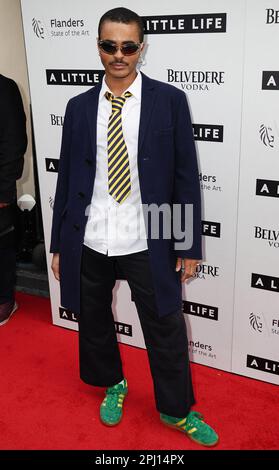 Layton Williams besucht die Galaabend Des kleinen Lebens im Harold Pinter Theatre, London. Foto: Donnerstag, 30. März 2023. Stockfoto