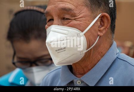 Ein älterer Mann, der eine Gesichtsmaske als Schutzmaßnahme gegen die Luftverschmutzung in Chiang Mai trägt. Chiang Mai wurde zu einer stark verschmutzten Stadt durch Waldbrände, die von Landwirten verursacht wurden, die ihre Felder für neue Pflanzen vorbereiten. Die Umweltschutzbehörde (PCD) berichtete, dass der PM2,5-Staub in der Atmosphäre in Chiang Mai 182 Mikrometer beträgt, was den Standardwert von 32-182 Mikrometer überschritten hat. Waldbrände und landwirtschaftliche Verbrennung tragen zur Verschlechterung der Luftqualität in der Provinz bei und verursachen gesundheitliche Probleme. (Foto: Pongmanat Tasiri/SOPA Images/Sipa USA) Stockfoto