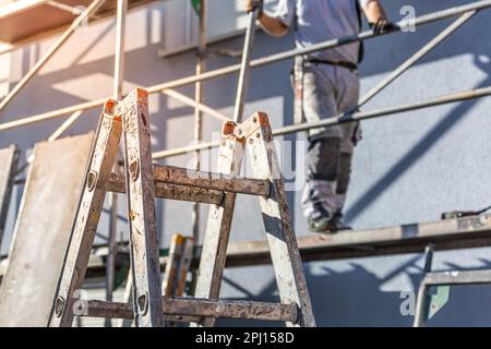 Modernes Haus im Bau mit Gerüststplattform. Neu gebautes Wohngebäude Stockfoto