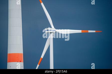 30. März 2023, Mecklenburg-Vorpommern, Völschow: Windkraftanlagen stehen bei sonnigem Wetter auf einem Feld. Nächsten Freitag wird das Wetter gemischt sein, mit möglichen Gewittern. Foto: Stefan Sauer/dpa Stockfoto