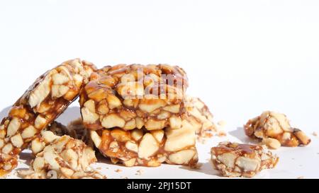 Schließen Sie Erdnuss-Croquant-Dessert mit Krümeln. Fistikli krokan in der Muttersprache. Selektiver Fokus. Offener Raum. Stockfoto