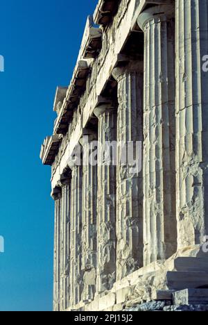 DORISCHE STEINSÄULEN PARTHENON KOLONNADE AKROPOLIS RUINEN ATHEN GRIECHENLAND Stockfoto