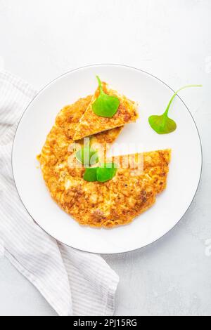 Spanisches Omelett (Tortilla de patatas) mit Kartoffeln und Zwiebeln, typisch spanische Küche. Stockfoto