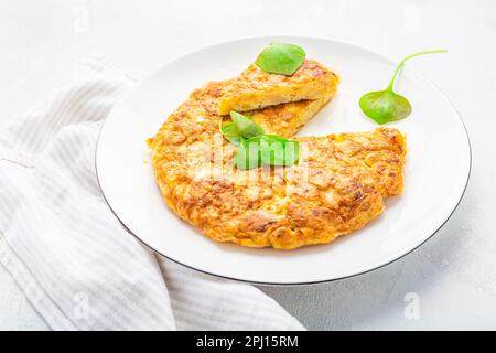 Spanisches Omelett (Tortilla de patatas) mit Kartoffeln und Zwiebeln, typisch spanische Küche. Stockfoto