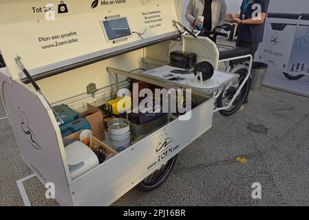 Zoem Electric Assist Load Carry Trike mit Solarenergie für Handwerker, ausgestellt auf der World of E Mobility Show, Haarlem, Niederlande, November 2022 Stockfoto