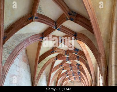 Architektonische Details, die eine historische Rippengruft in einer Abtei in Süddeutschland zeigen Stockfoto