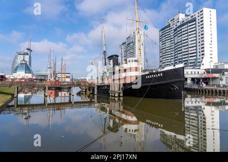 Alter Hafen, Hafenbecken, Hafenviertel, Sail City Gebäude, Klimahaus Bremerhaven, museumsschiffe, Teil des Hafenwelten, in Bremerhaven, Bremen Stockfoto