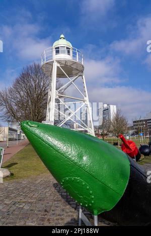 Alter Hafen, Hafenbecken, Hafenviertel, Leuchtturm, Bojen, museumsschiffe, Teil des Hafenwelten, in Bremerhaven, Bremen, Deutschland, Stockfoto