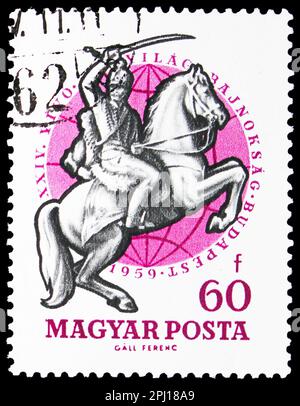 MOSKAU, RUSSLAND - 25. MÄRZ 2023: In Ungarn gedruckte Briefmarken zeigen den montierten Combatant des 19. Jahrhunderts, die Fechtmeisterschaften, Budapest Stockfoto