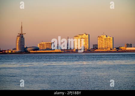 Skyline von Bremerhaven, Blick über die Weser, Atlantic Sail City Hotel, Klimahaus, Wolkenkratzer im Columbus Center, in Bremerhaven, Bremen, Deutschland, Stockfoto