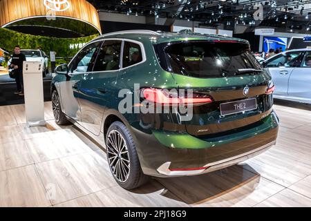 Das Fahrzeug BMW 225E xDrive Active Tourer (Coupé der 2-Serie) wird auf der Brüsseler Autosalon European Motor Show vorgestellt. Brüssel, Belgien - 13. Januar 2023. Stockfoto