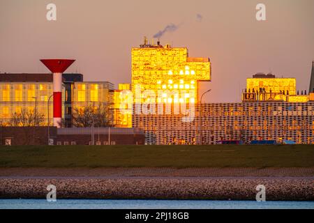 Skyline von Bremerhaven, über die Weser, Gebäude des Alfred Wegener Institute, Helmholtz Centre for Polar and Marine Research (AWI), f Stockfoto