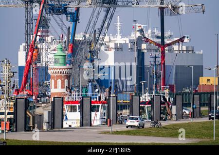 Autotransportschiff, GOLIATH-FÜHRER, am General Cargo Terminal, Columbuskaje, Hafenkrane, historischer Pingelturm, am Hafen von Bremerhaven, Bre Stockfoto