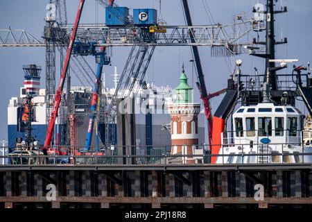 Autotransportschiff, GOLIATH-FÜHRER, am General Cargo Terminal, Columbuskaje, Hafenkrane, historischer Pingelturm, am Hafen von Bremerhaven, Bre Stockfoto