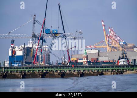 Autotransportschiff, GOLIATH-FÜHRER, am General Cargo Terminal, Columbuskaje, Hafenkrane, historischer Pingelturm, am Hafen von Bremerhaven, Bre Stockfoto