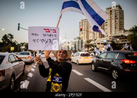 Jerusalem, Israel. 27. März 2023. Der Reformprotestierende hat während der Demonstration ein Plakat, auf dem er seine Meinung zum Ausdruck bringt. Während der Generalstreik Israel verschließt, wird Netanjahu die Justizreform einfrieren. (Kreditbild: © Eyal Warshavsky/SOPA Images via ZUMA Press Wire) NUR REDAKTIONELLE VERWENDUNG! Nicht für den kommerziellen GEBRAUCH! Stockfoto