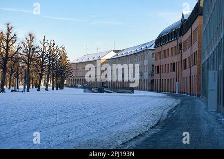 Karlsruhe, Deutschland - 12. Februar 2021: Eine Reihe geschwungener, farbenfroher Gebäude an einem Winternachmittag in Karlsruhe. Stockfoto