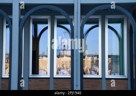 Karlsruhe - 12. Februar 2021: Reflexion des Karlsruhe-Schlosses an einem Winternachmittag in Deutschland. Stockfoto