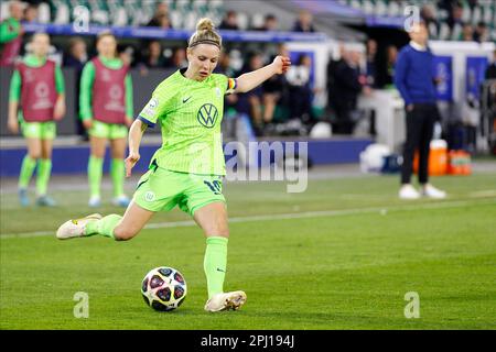 WOLFSBURG, DE - MÄRZ 30: Svenja Huth (10) von VfL Wolfbburg tritt am 30. März 2023 in der Volkswagen Arena in Wolfsburg auf. Während des Spiels zwischen VfL Wolfsburg und Paris Saint-Germain, UEFA Women's Champions League, Viertelfinale, zweite Etappe. (Foto: Iñaki Esnaola / Alamy Live News) Stockfoto
