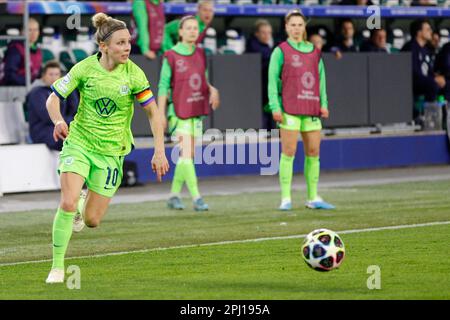 WOLFSBURG, DE - MÄRZ 30: Svenja Huth (10) des VfL Wolfbburg dribbelt am 30. März 2023 in der Volkswagen Arena, Wolfsburg. Während des Spiels zwischen VfL Wolfsburg und Paris Saint-Germain, UEFA Women's Champions League, Viertelfinale, zweite Etappe. (Foto: Iñaki Esnaola / Alamy Live News) Stockfoto