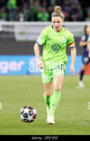 WOLFSBURG, DE - MÄRZ 30: Svenja Huth (10) des VfL Wolfbburg dribbelt am 30. März 2023 in der Volkswagen Arena, Wolfsburg. Während des Spiels zwischen VfL Wolfsburg und Paris Saint-Germain, UEFA Women's Champions League, Viertelfinale, zweite Etappe. (Foto: Iñaki Esnaola / Alamy Live News) Stockfoto