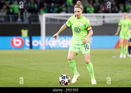 WOLFSBURG, DE - MÄRZ 30: Svenja Huth (10) des VfL Wolfbburg dribbelt am 30. März 2023 in der Volkswagen Arena, Wolfsburg. Während des Spiels zwischen VfL Wolfsburg und Paris Saint-Germain, UEFA Women's Champions League, Viertelfinale, zweite Etappe. (Foto: Iñaki Esnaola / Alamy Live News) Stockfoto
