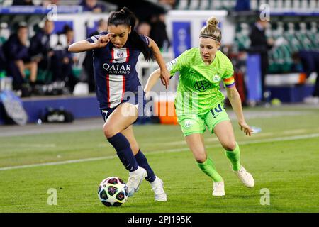 WOLFSBURG, DE - MÄRZ 30: Sakina Karchaoui (7) von Paris Saint Germain dribbelt mit dem Ball von Svenja Huth (10) von VfL Wolfbburg am 30. März 2023 in der Volkswagen Arena, Wolfsburg, Deutschland. Während des Spiels zwischen VfL Wolfsburg und Paris Saint-Germain, UEFA Women's Champions League, Viertelfinale, zweite Etappe. (Foto: Iñaki Esnaola / Alamy Live News) Stockfoto