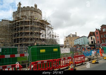 Windsor, Berkshire, Großbritannien. 30. März 2023. Um einen der Türme von Windsor Castle wurde ein Gerüst aufgestellt, da daran gearbeitet werden muss. Die Straße vor dem Heinrich-VIII-Tor bei Windsor Castle wird ebenfalls Fußgängerzone sein und es wurden Arbeiten daran begonnen. Allerdings ist der Zeitpunkt nicht gut, da Windsor für die Krönung von König Karl sehr beschäftigt sein wird, da ein großes Konzert auf dem Gelände von Windsor Castle stattfindet. Kredit: Maureen McLean/Alamy Live News Stockfoto