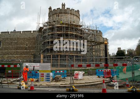 Windsor, Berkshire, Großbritannien. 30. März 2023. Um einen der Türme von Windsor Castle wurde ein Gerüst aufgestellt, da daran gearbeitet werden muss. Die Straße vor dem Heinrich-VIII-Tor bei Windsor Castle wird ebenfalls Fußgängerzone sein und es wurden Arbeiten daran begonnen. Allerdings ist der Zeitpunkt nicht gut, da Windsor für die Krönung von König Karl sehr beschäftigt sein wird, da ein großes Konzert auf dem Gelände von Windsor Castle stattfindet. Kredit: Maureen McLean/Alamy Live News Stockfoto