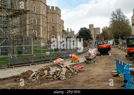 Windsor, Berkshire, Großbritannien. 30. März 2023. Um einen der Türme von Windsor Castle wurde ein Gerüst aufgestellt, da daran gearbeitet werden muss. Die Straße vor dem Heinrich-VIII-Tor bei Windsor Castle wird ebenfalls Fußgängerzone sein und es wurden Arbeiten daran begonnen. Allerdings ist der Zeitpunkt nicht gut, da Windsor für die Krönung von König Karl sehr beschäftigt sein wird, da ein großes Konzert auf dem Gelände von Windsor Castle stattfindet. Kredit: Maureen McLean/Alamy Live News Stockfoto