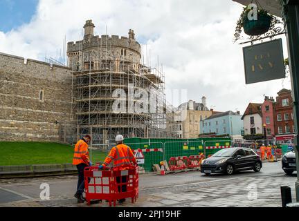 Windsor, Berkshire, Großbritannien. 30. März 2023. Um einen der Türme von Windsor Castle wurde ein Gerüst aufgestellt, da daran gearbeitet werden muss. Die Straße vor dem Heinrich-VIII-Tor bei Windsor Castle wird ebenfalls Fußgängerzone sein und es wurden Arbeiten daran begonnen. Allerdings ist der Zeitpunkt nicht gut, da Windsor für die Krönung von König Karl sehr beschäftigt sein wird, da ein großes Konzert auf dem Gelände von Windsor Castle stattfindet. Kredit: Maureen McLean/Alamy Live News Stockfoto