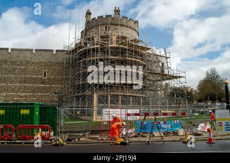 Windsor, Berkshire, Großbritannien. 30. März 2023. Um einen der Türme von Windsor Castle wurde ein Gerüst aufgestellt, da daran gearbeitet werden muss. Die Straße vor dem Heinrich-VIII-Tor bei Windsor Castle wird ebenfalls Fußgängerzone sein und es wurden Arbeiten daran begonnen. Allerdings ist der Zeitpunkt nicht gut, da Windsor für die Krönung von König Karl sehr beschäftigt sein wird, da ein großes Konzert auf dem Gelände von Windsor Castle stattfindet. Kredit: Maureen McLean/Alamy Live News Stockfoto