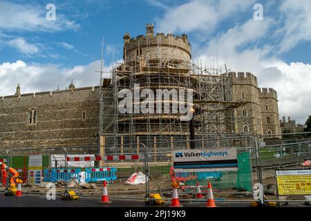 Windsor, Berkshire, Großbritannien. 30. März 2023. Um einen der Türme von Windsor Castle wurde ein Gerüst aufgestellt, da daran gearbeitet werden muss. Die Straße vor dem Heinrich-VIII-Tor bei Windsor Castle wird ebenfalls Fußgängerzone sein und es wurden Arbeiten daran begonnen. Allerdings ist der Zeitpunkt nicht gut, da Windsor für die Krönung von König Karl sehr beschäftigt sein wird, da ein großes Konzert auf dem Gelände von Windsor Castle stattfindet. Kredit: Maureen McLean/Alamy Live News Stockfoto