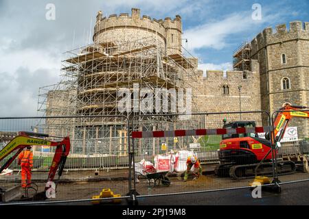 Windsor, Berkshire, Großbritannien. 30. März 2023. Um einen der Türme von Windsor Castle wurde ein Gerüst aufgestellt, da daran gearbeitet werden muss. Die Straße vor dem Heinrich-VIII-Tor bei Windsor Castle wird ebenfalls Fußgängerzone sein und es wurden Arbeiten daran begonnen. Allerdings ist der Zeitpunkt nicht gut, da Windsor für die Krönung von König Karl sehr beschäftigt sein wird, da ein großes Konzert auf dem Gelände von Windsor Castle stattfindet. Kredit: Maureen McLean/Alamy Live News Stockfoto