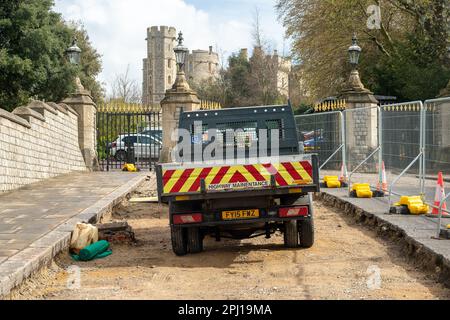 Windsor, Berkshire, Großbritannien. 30. März 2023. Um einen der Türme von Windsor Castle wurde ein Gerüst aufgestellt, da daran gearbeitet werden muss. Die Straße vor dem Heinrich-VIII-Tor bei Windsor Castle wird ebenfalls Fußgängerzone sein und es wurden Arbeiten daran begonnen. Allerdings ist der Zeitpunkt nicht gut, da Windsor für die Krönung von König Karl sehr beschäftigt sein wird, da ein großes Konzert auf dem Gelände von Windsor Castle stattfindet. Kredit: Maureen McLean/Alamy Live News Stockfoto